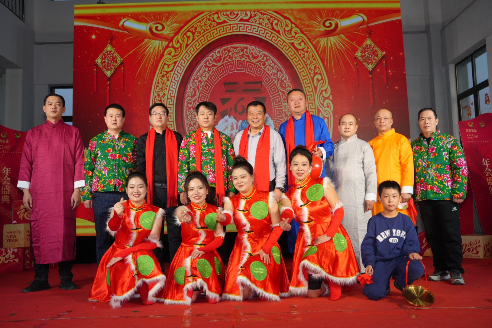 璀璨燈火照亮奮斗征程，歡聲笑語(yǔ)鐫刻難忘瞬